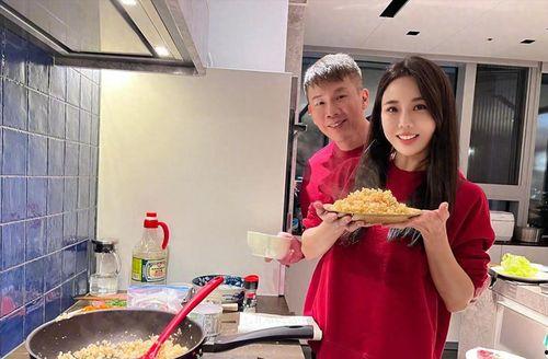美女拉屎视频,美女直播如厕瞬间，引发网友热议