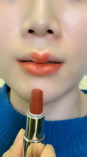 涂口红的正确方法视频,完美涂口红技巧全解析