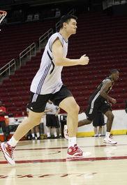 姚明打篮球的视频,巅峰对决中的巨人身影