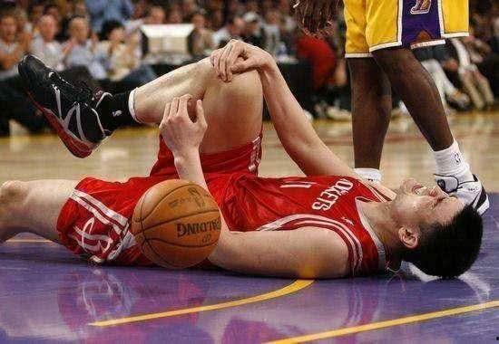 姚明打篮球的视频,巅峰对决中的巨人身影