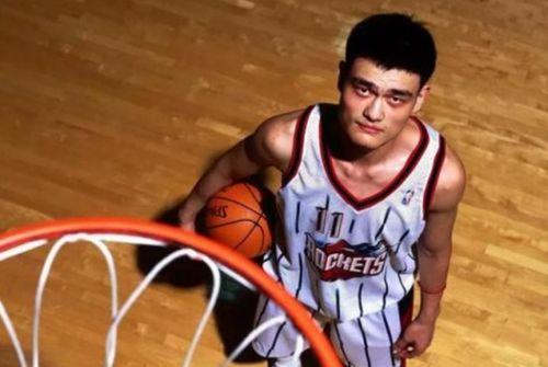 姚明打篮球的视频,巅峰对决中的巨人身影